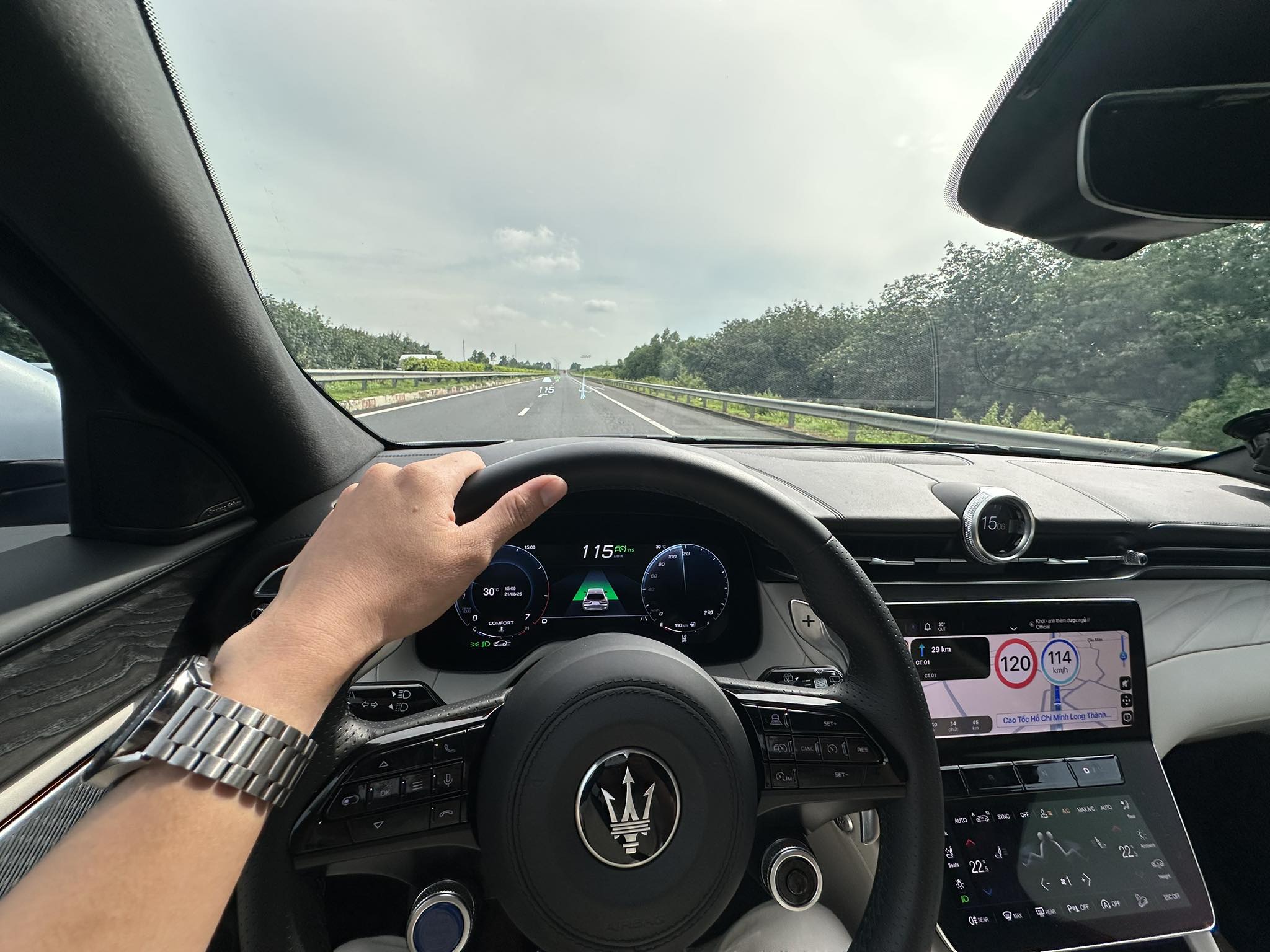 3 phụ kiện cần có sẵn trên ô tô khi đi đường dài - Ảnh 1.