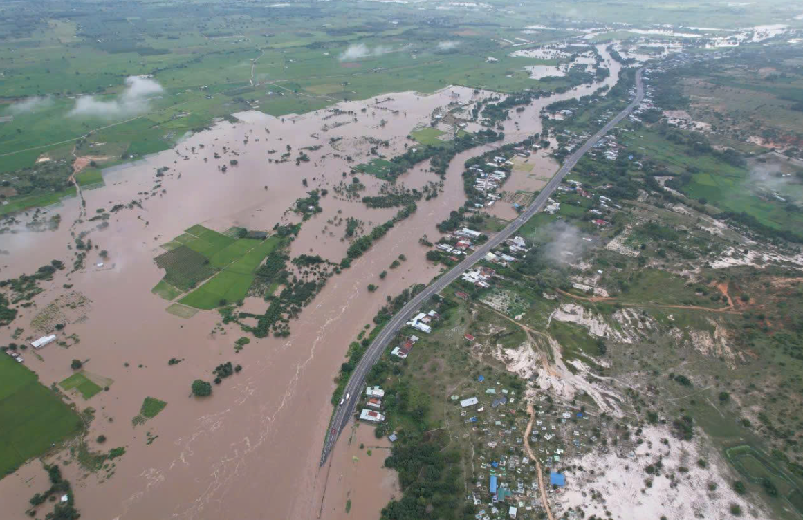 Mưa lớn kỷ lục ở Phan Thiết khiến dân phải khiêng quan tài chạy lũ trong đêm - Ảnh 3.