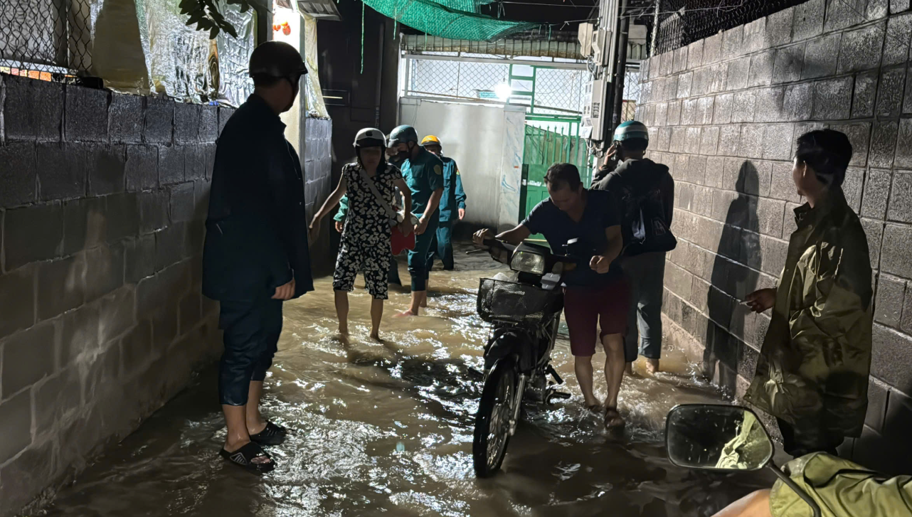 Mưa lớn kỷ lục ở Phan Thiết khiến dân phải khiêng quan tài chạy lũ trong đêm - Ảnh 2.