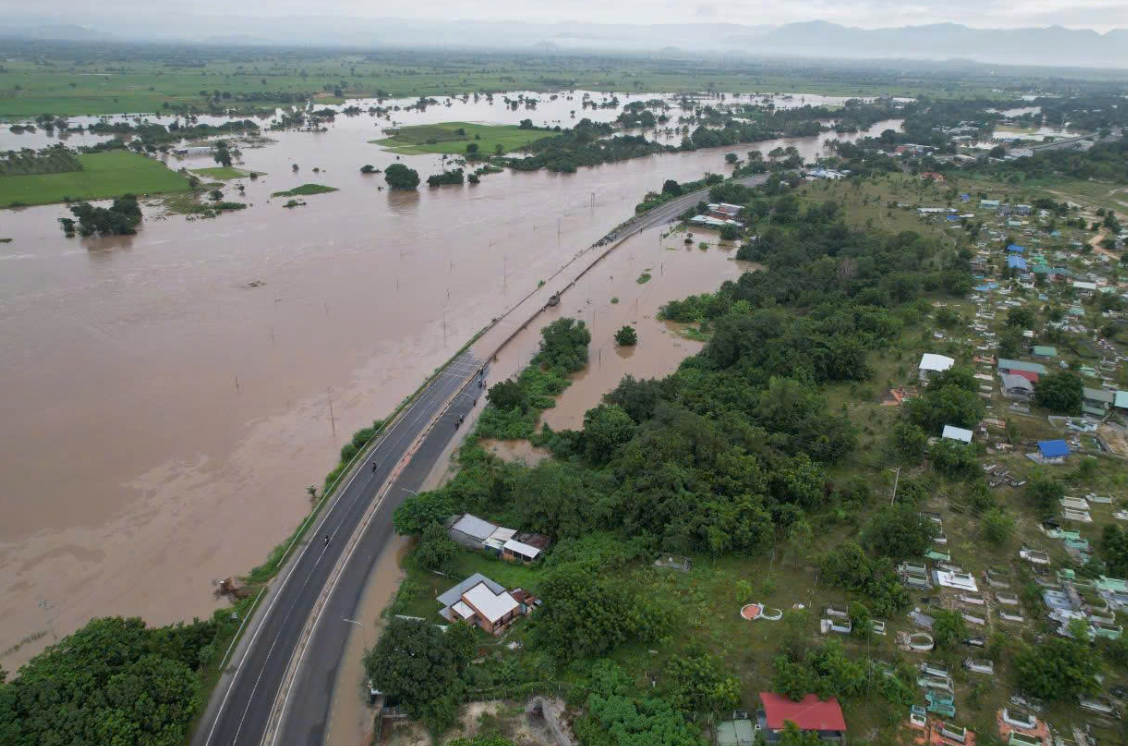 Mưa lớn kỷ lục ở Phan Thiết khiến dân phải khiêng quan tài chạy lũ trong đêm - Ảnh 4.