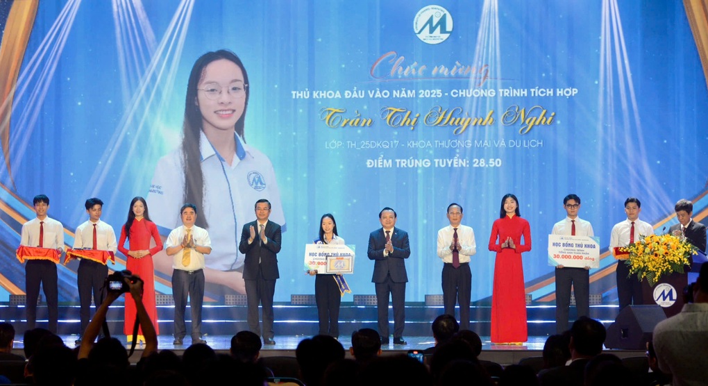 Thứ trưởng Bộ GDĐT giao 4 nhiệm vụ cho Trường Đại học Tài chính Marketing - 2