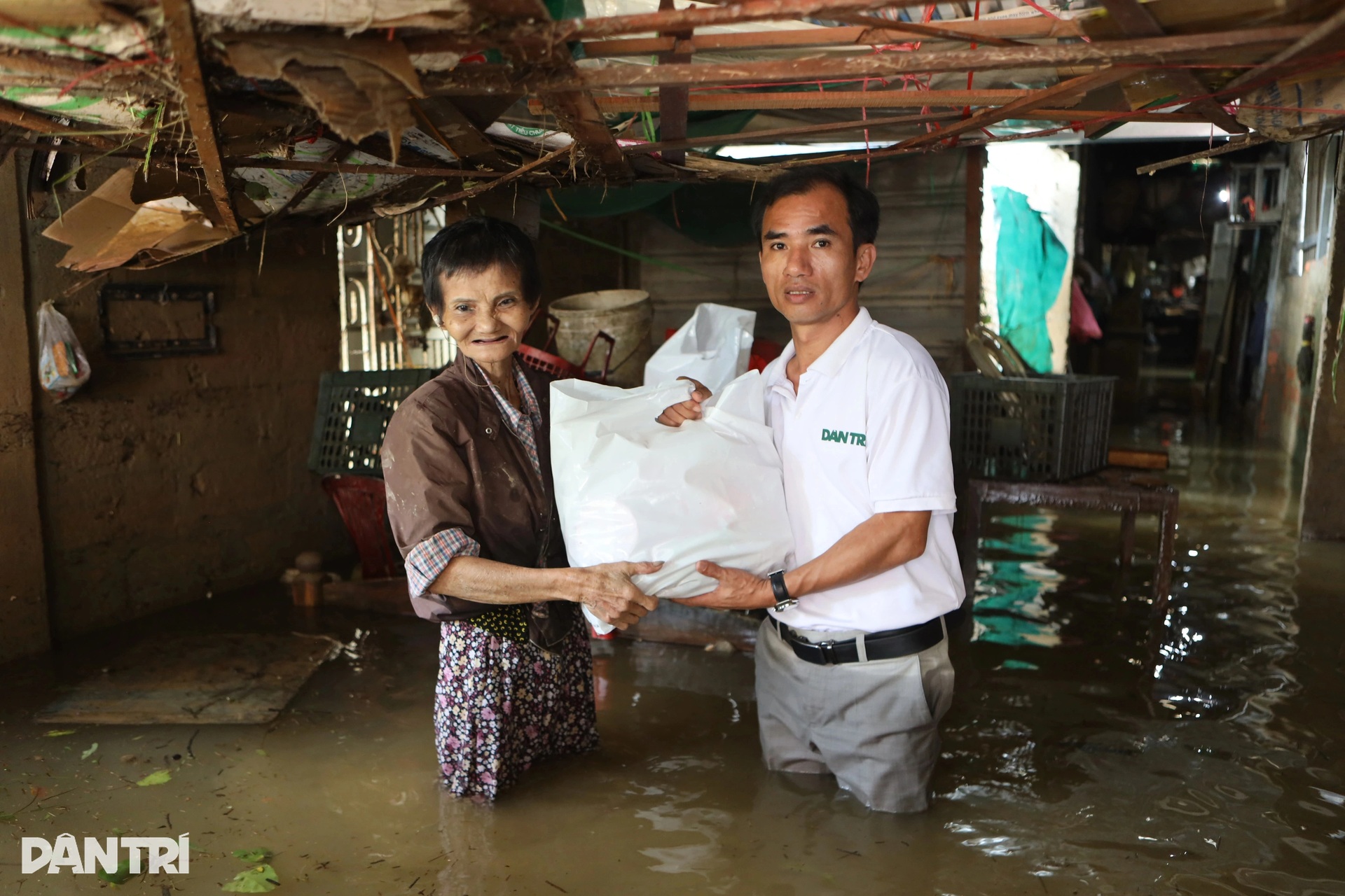 Báo Dân trí ngày đêm mang túi an sinh đến với cư dân vùng lũ ở ngã ba sông - 4