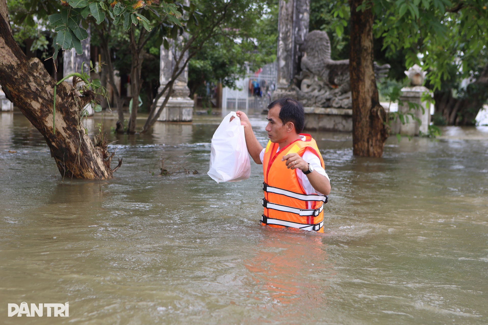 Báo Dân trí ngày đêm mang túi an sinh đến với cư dân vùng lũ ở ngã ba sông - 3