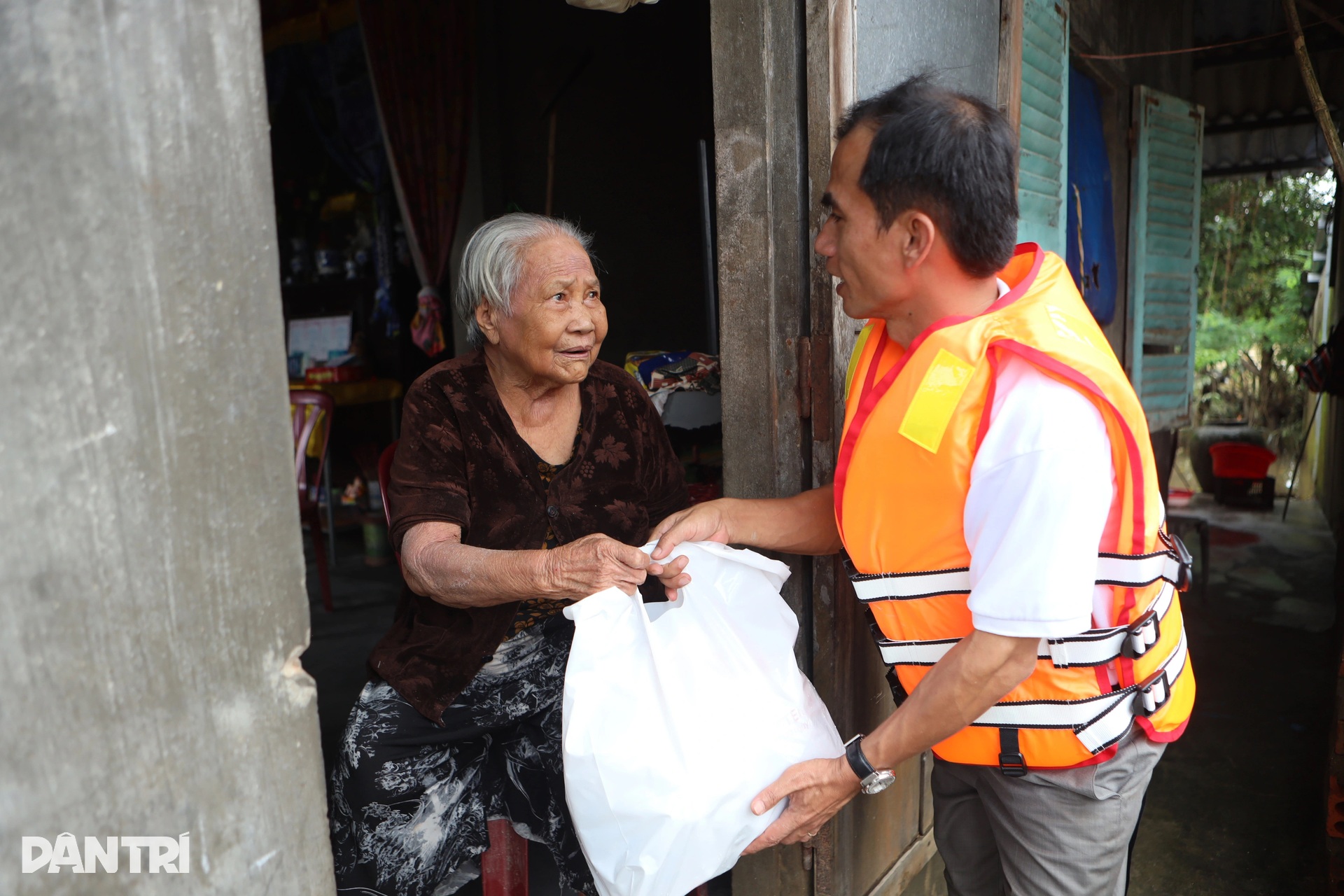 Báo Dân trí ngày đêm mang túi an sinh đến với cư dân vùng lũ ở ngã ba sông - 6