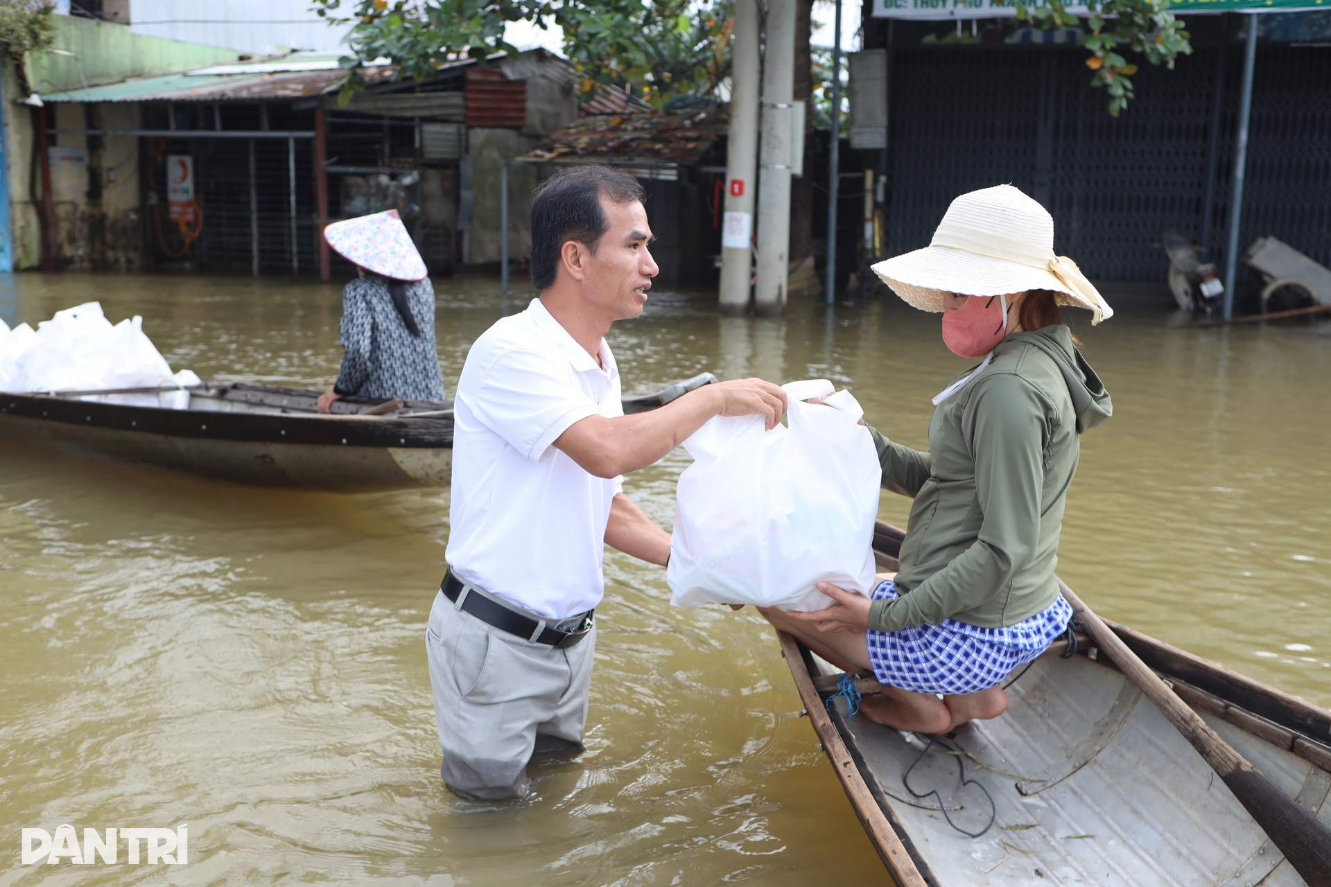 Báo Dân trí ngày đêm mang túi an sinh đến với cư dân vùng lũ ở ngã ba sông - 7