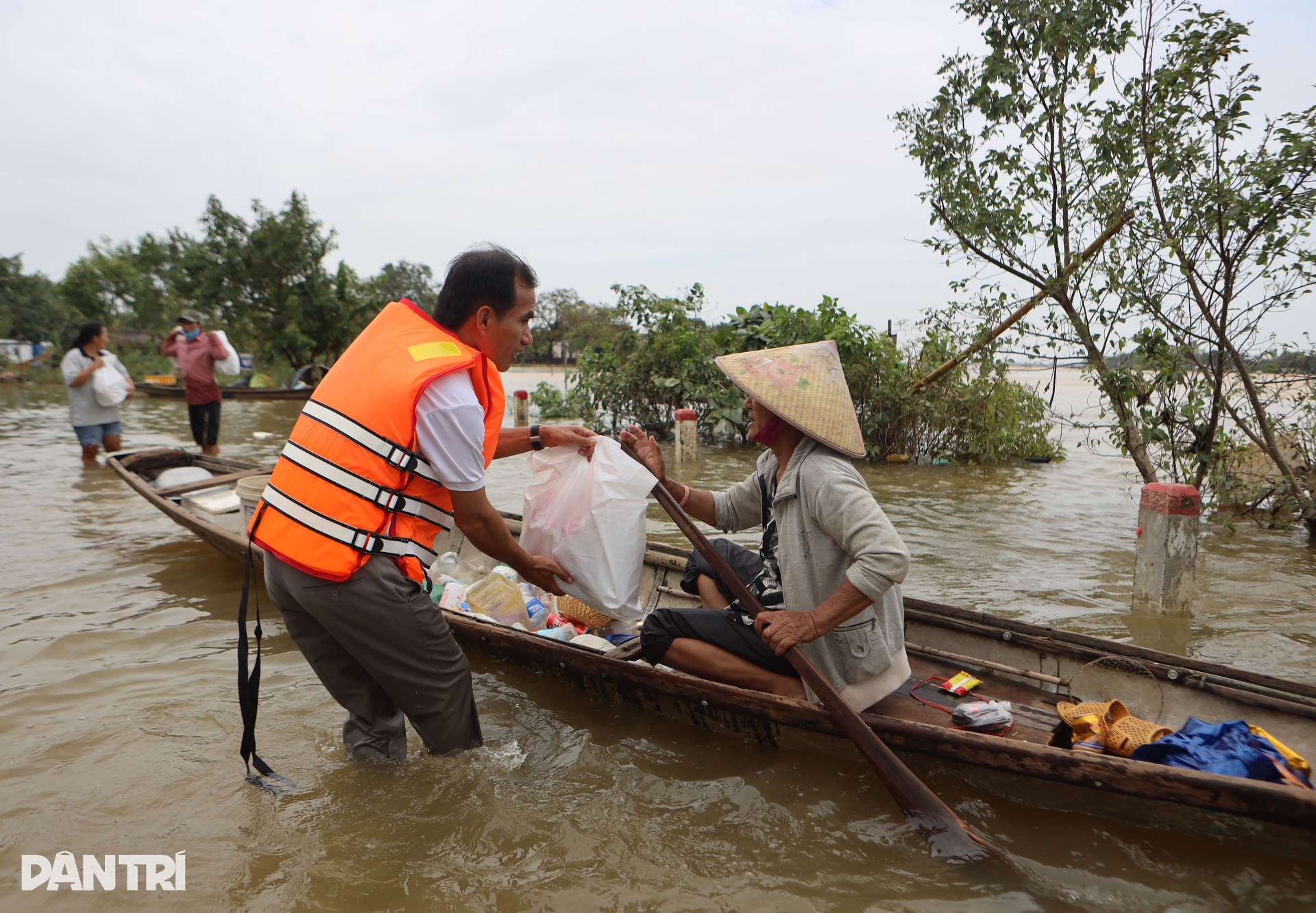 Báo Dân trí ngày đêm mang túi an sinh đến với cư dân vùng lũ ở ngã ba sông - 9
