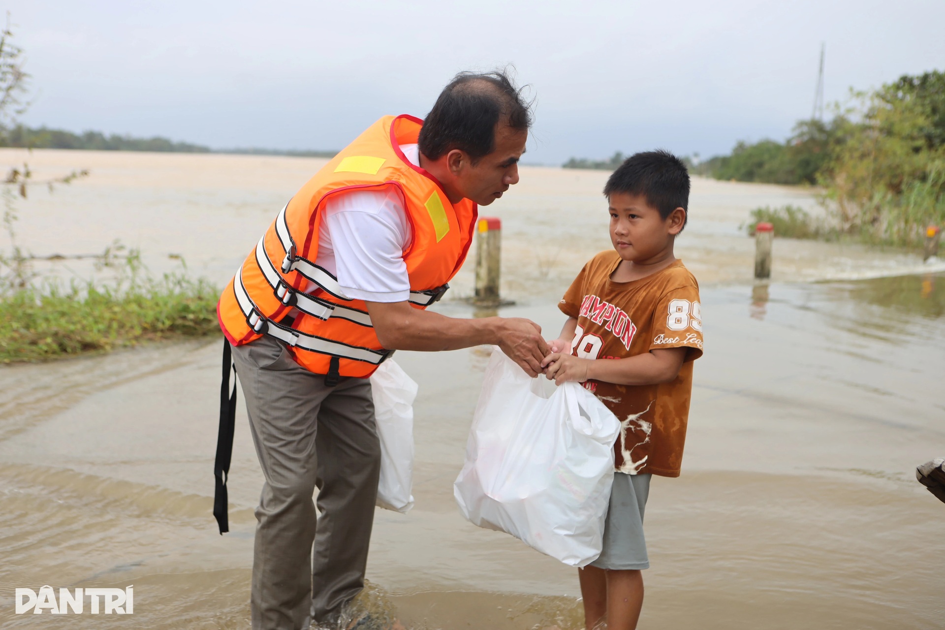 Báo Dân trí ngày đêm mang túi an sinh đến với cư dân vùng lũ ở ngã ba sông - 10