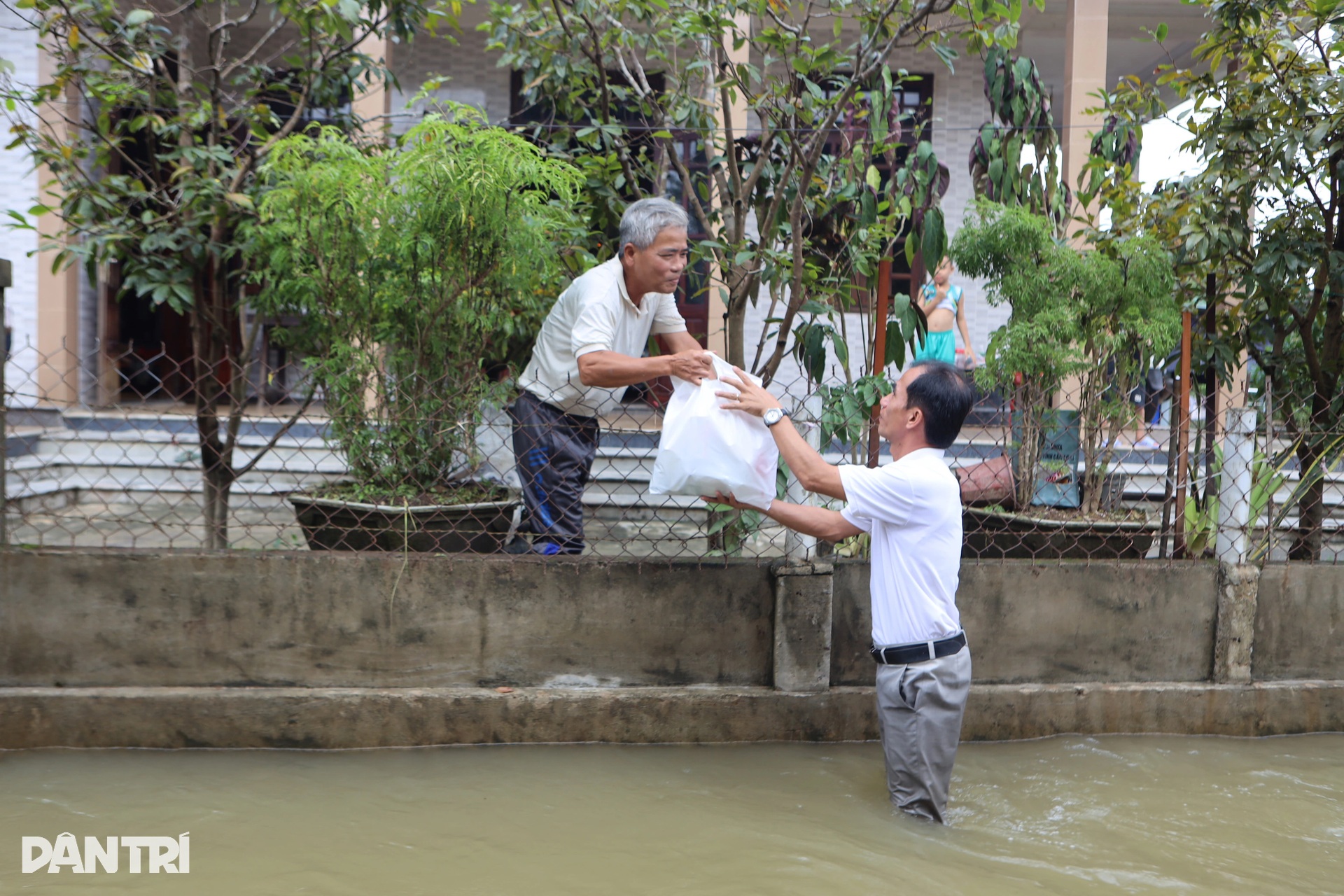 Báo Dân trí ngày đêm mang túi an sinh đến với cư dân vùng lũ ở ngã ba sông - 12