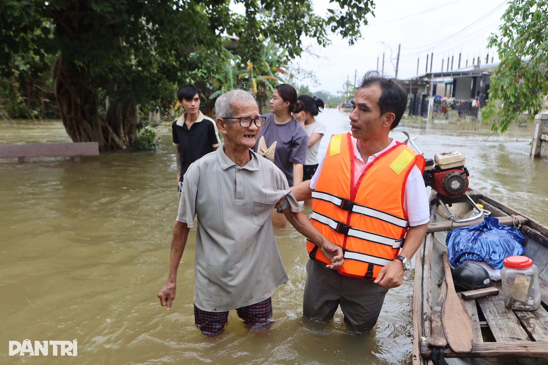 Báo Dân trí ngày đêm mang túi an sinh đến với cư dân vùng lũ ở ngã ba sông - 13