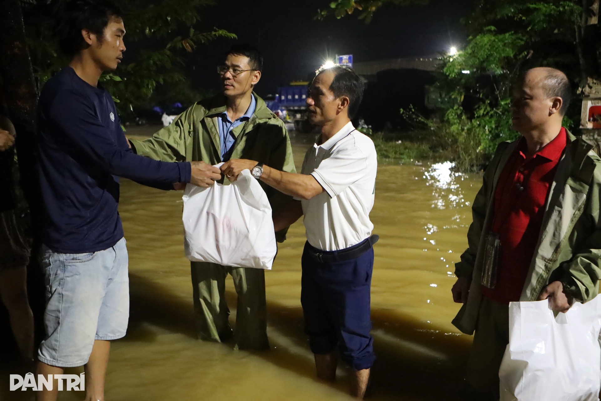 Báo Dân trí ngày đêm mang túi an sinh đến với cư dân vùng lũ ở ngã ba sông - 14