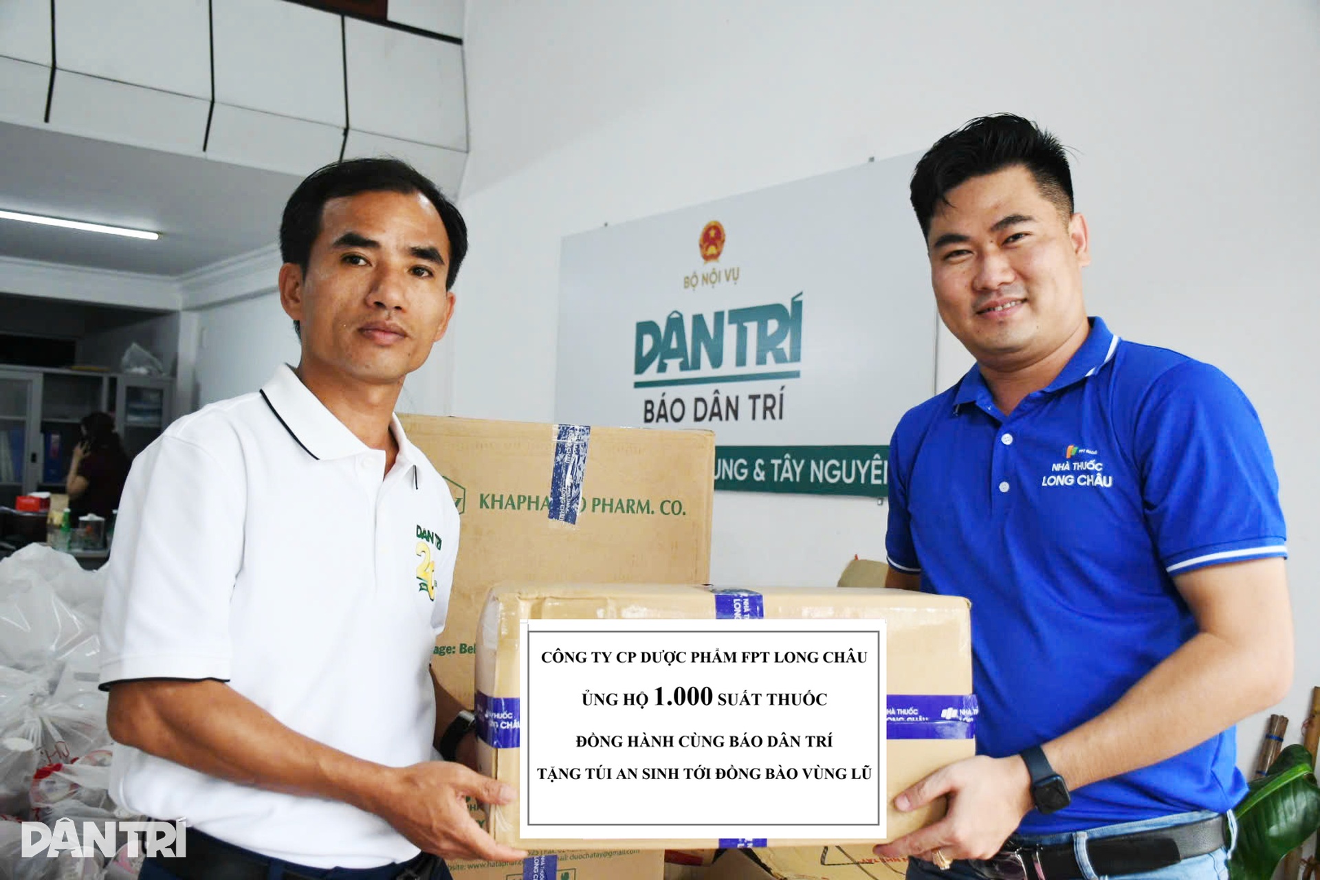 Báo Dân trí ngày đêm mang túi an sinh đến với cư dân vùng lũ ở ngã ba sông - 16