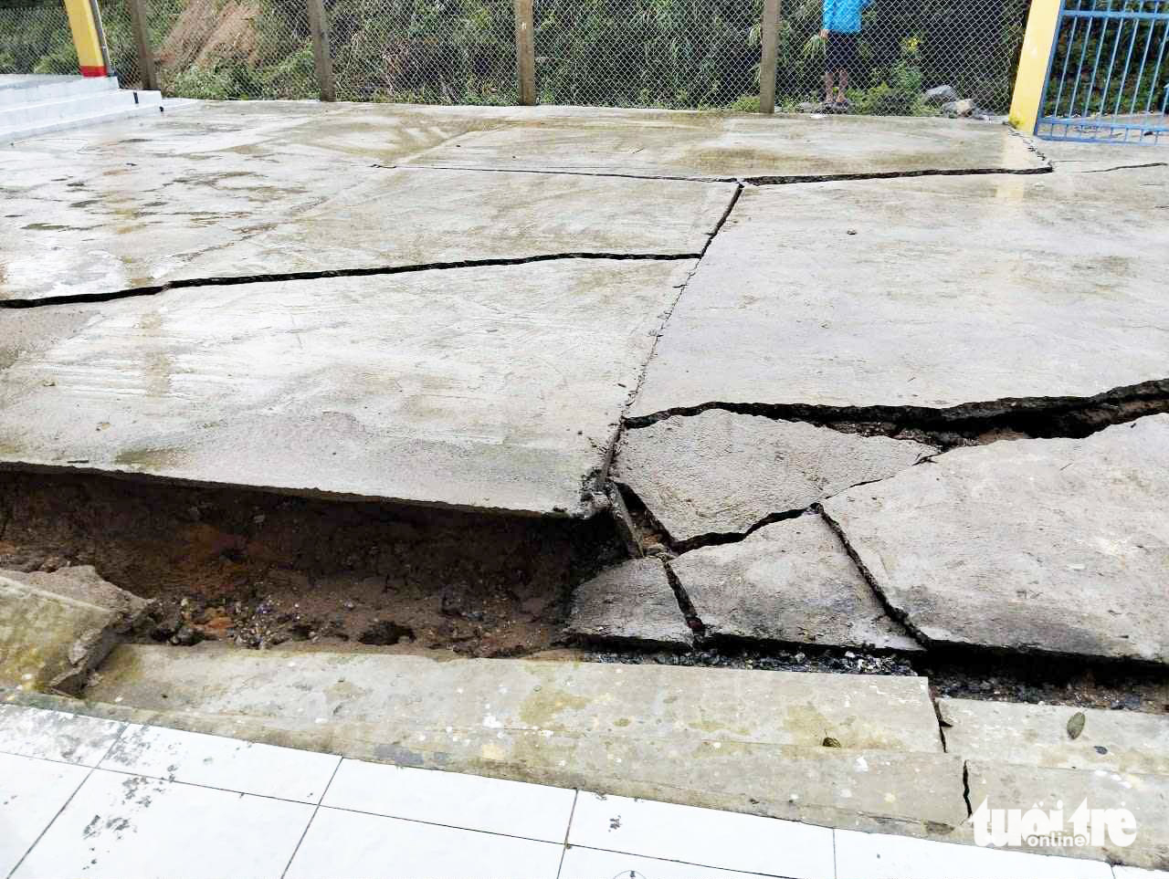 Nền nứt toác, sụt lún, điểm trường miền núi Đà Nẵng nguy cơ sập 3 sụt lún - Ảnh 3.