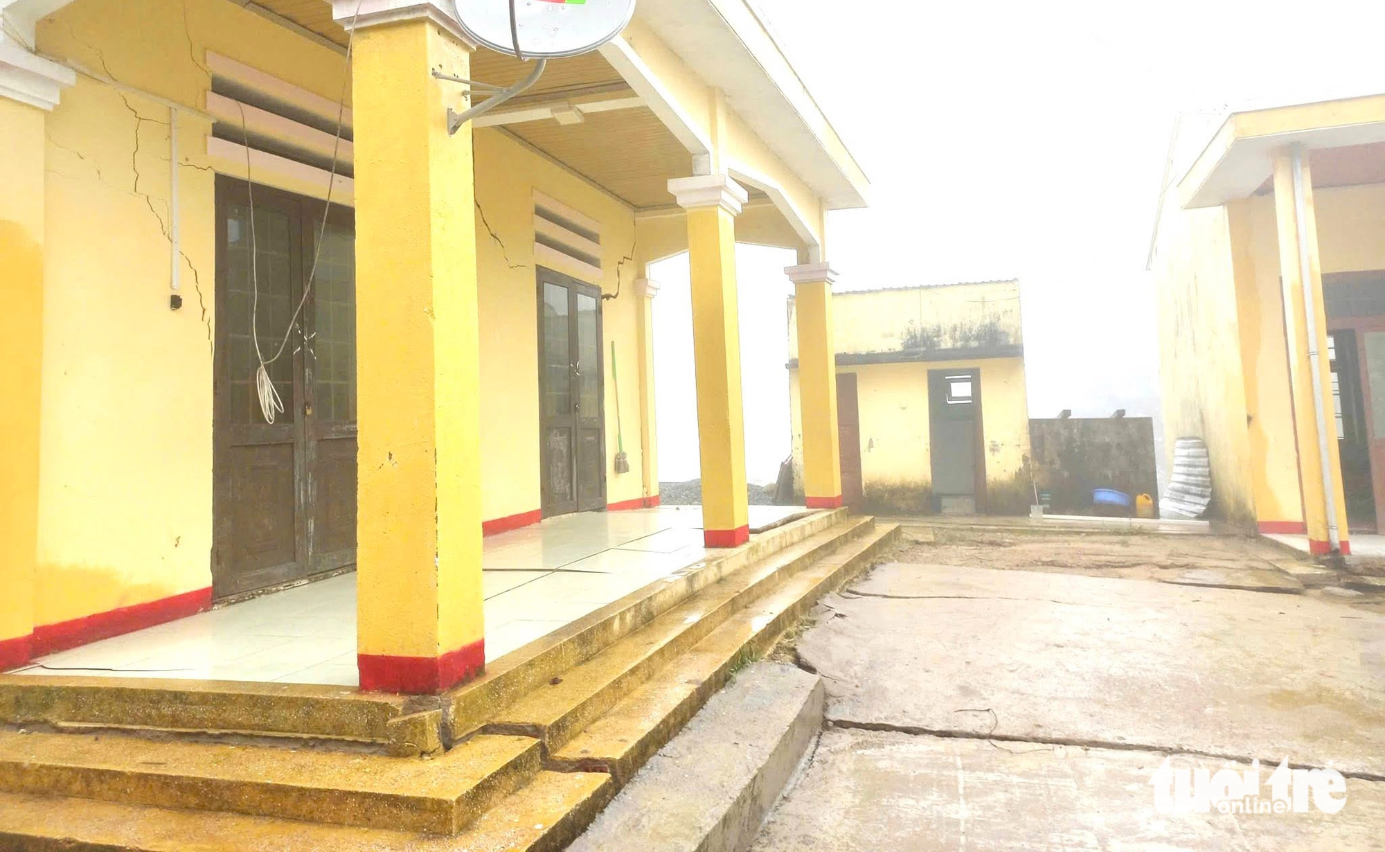 Nền nứt toác, sụt lún, điểm trường miền núi Đà Nẵng nguy cơ sập 2 sụt lún - Ảnh 2.