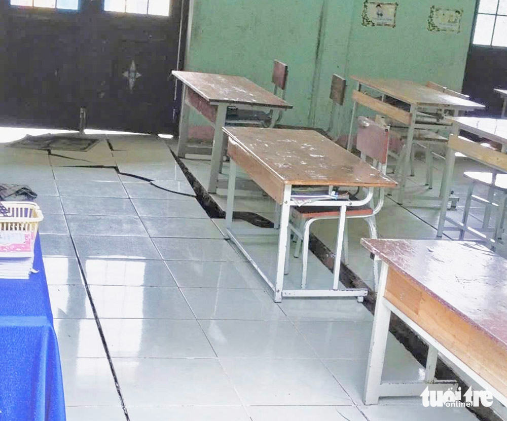 Nền nứt toác, sụt lún, điểm trường miền núi Đà Nẵng nguy cơ sập 4 sụt lún - Ảnh 4.