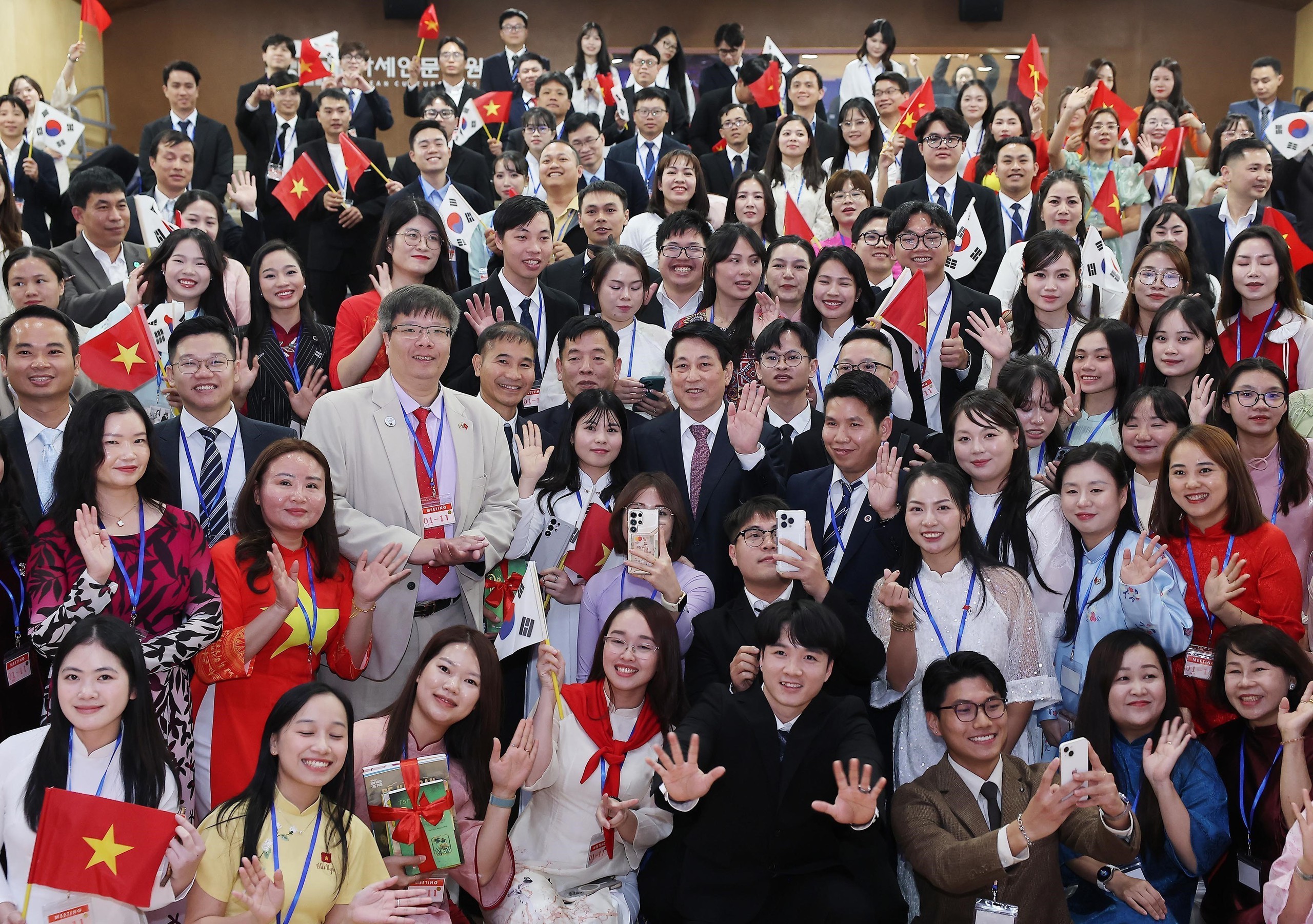 Chủ tịch nước Lương Cường gặp cộng đồng người Việt tại Hàn Quốc- Ảnh 2. Chủ tịch nước Lương Cường gặp cộng đồng người Việt tại Hàn Quốc- Ảnh 2.