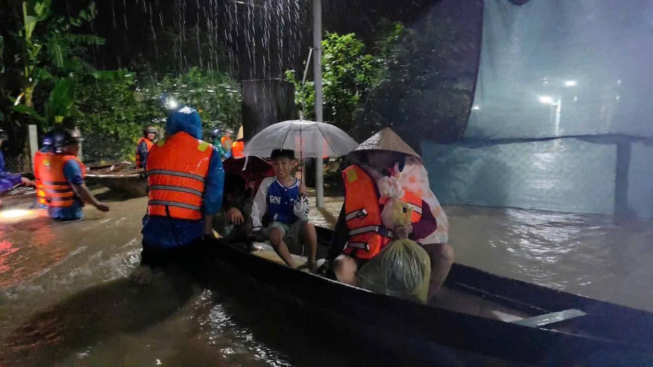 Đà Nẵng: Lữ đoàn Tăng thiết giáp 574 trắng đêm giúp dân ứng phó vỡ đê- Ảnh 3.