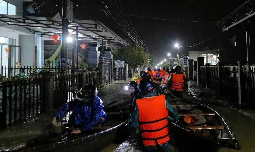 Đà Nẵng: Lữ đoàn Tăng thiết giáp 574 trắng đêm giúp dân ứng phó vỡ đê- Ảnh 4.