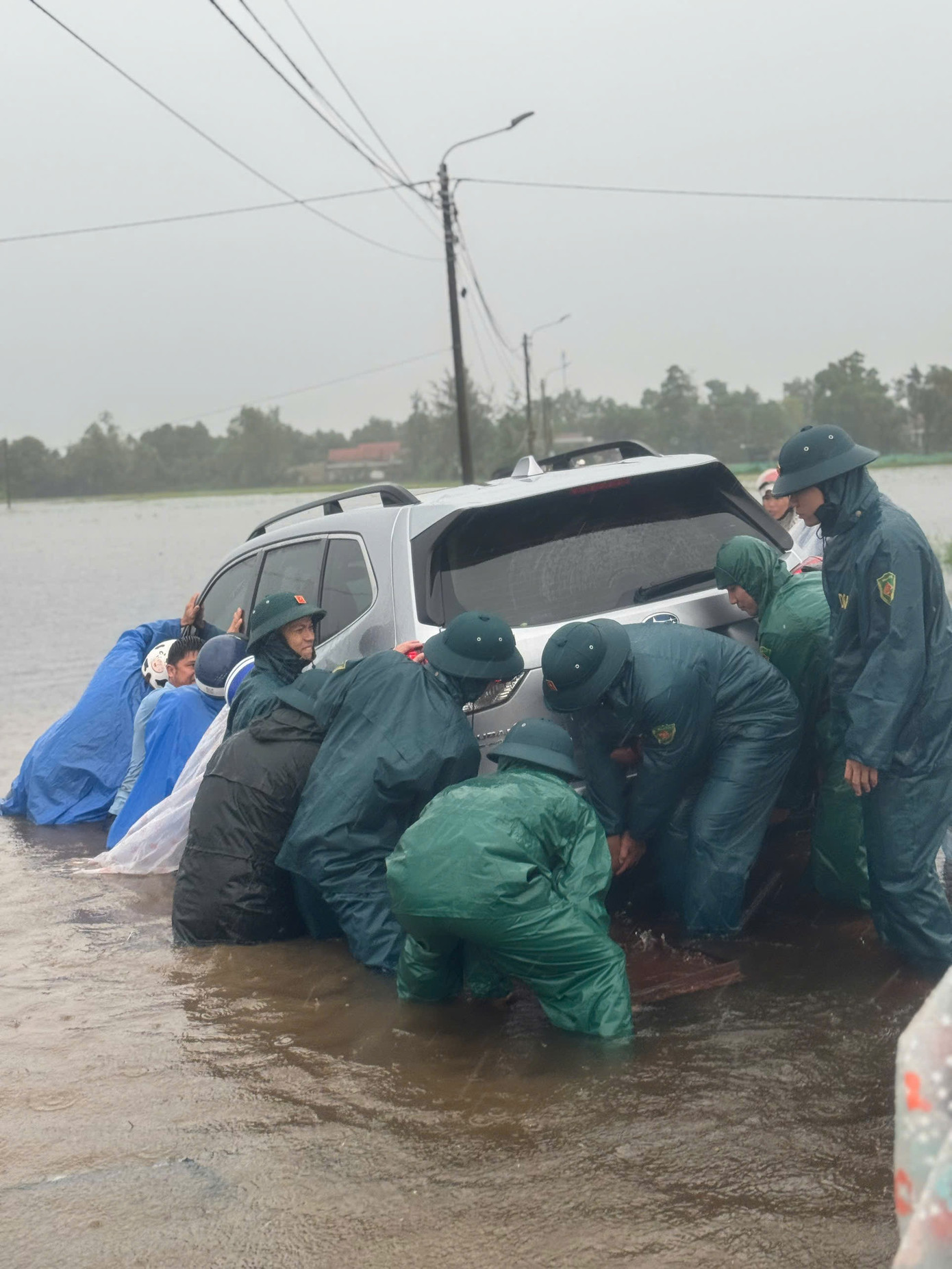 Sạt lở, hàng tấn đất đá đổ ập vùi nửa xe tải, tài xế thoát chết trong gang tấc- Ảnh 2.