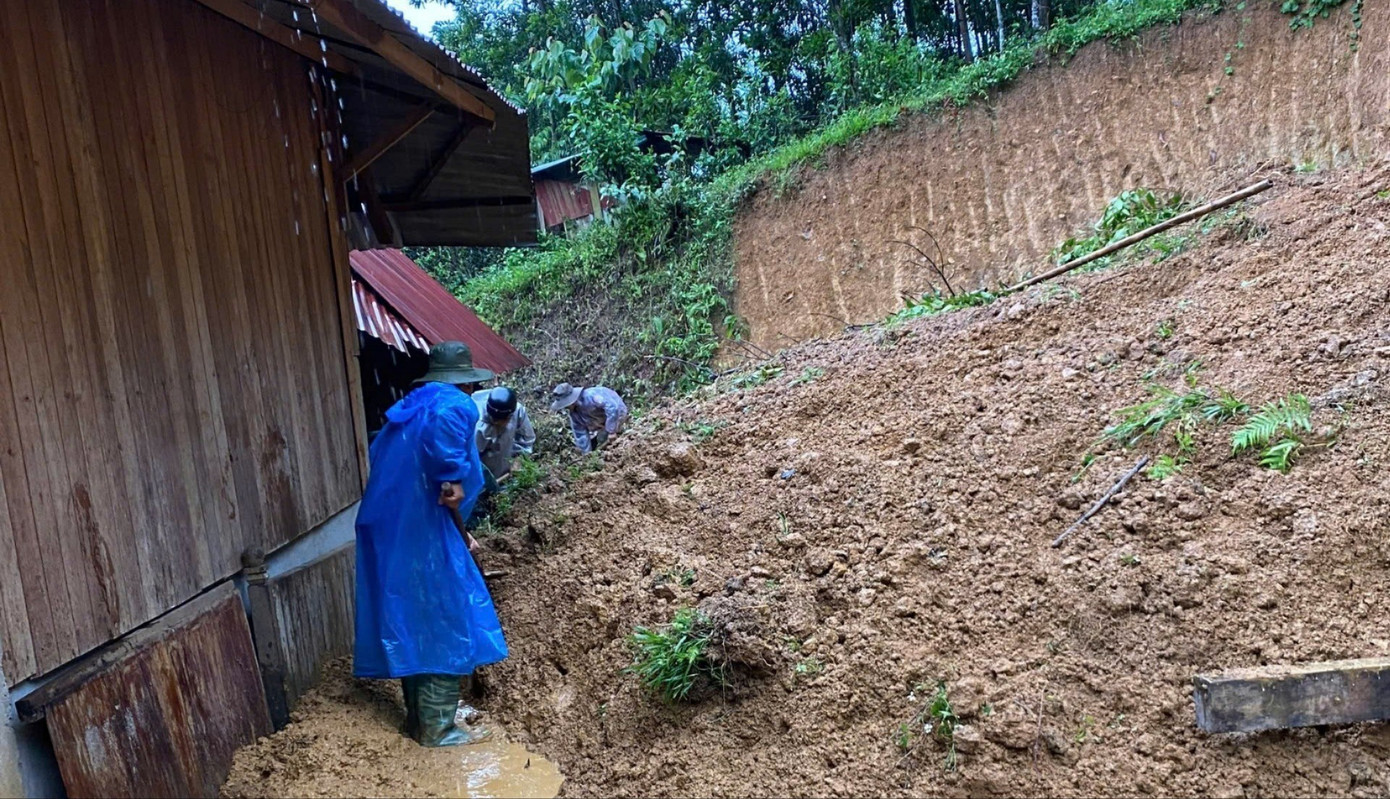 Sạt lở, hàng tấn đất đá đổ ập vùi nửa xe tải, tài xế thoát chết trong gang tấc- Ảnh 3.