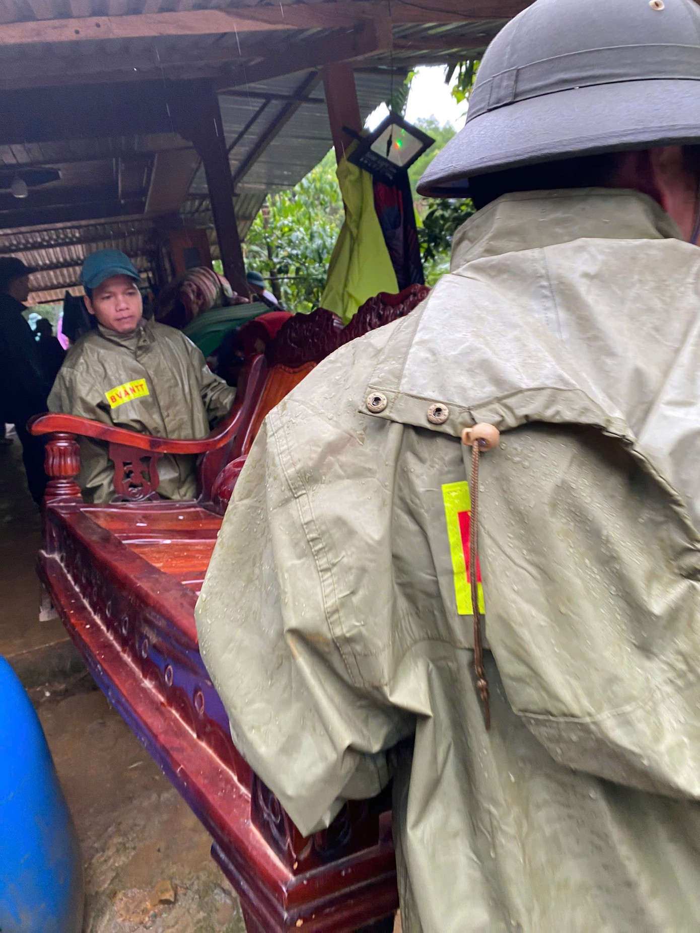 Sạt lở, hàng tấn đất đá đổ ập vùi nửa xe tải, tài xế thoát chết trong gang tấc- Ảnh 5.