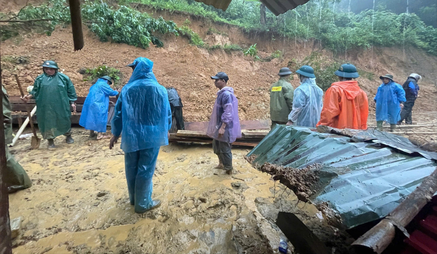 Sạt lở, hàng tấn đất đá đổ ập vùi nửa xe tải, tài xế thoát chết trong gang tấc- Ảnh 4.