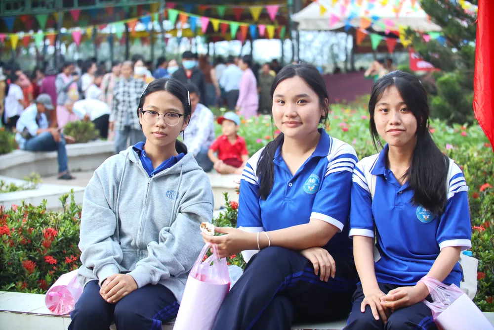 Em Phan Thị Hồng Trân rất vui khi lần đầu đi cùng các bạn đến lễ giỗ Anh hùng Nguyễn Trung Trực và thưởng thức món bánh bao chay tại đây. Anh hùng Nguyễn Trung Trực 5.JPG