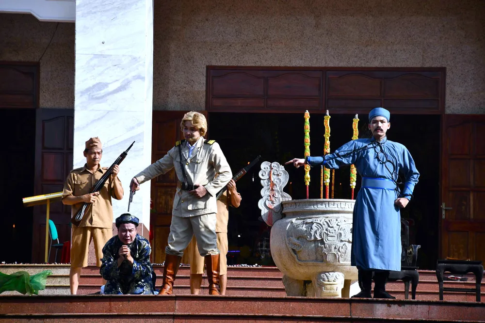 Tiết mục cải lương tái hiện lại thời khắc Anh hùng dân tộc Nguyễn Trung Trực hy sinh. Anh hùng Nguyễn Trung Trực 10.jpg