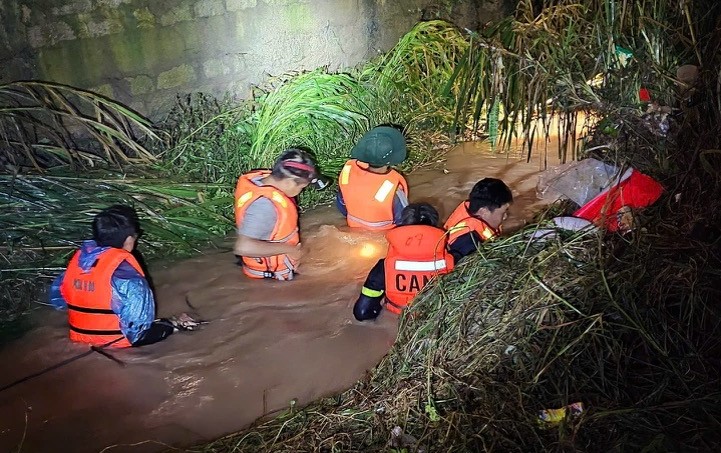 Lâm Đồng: Giải cứu 11 người bị cô lập trong dòng nước lũ - Ảnh 1.