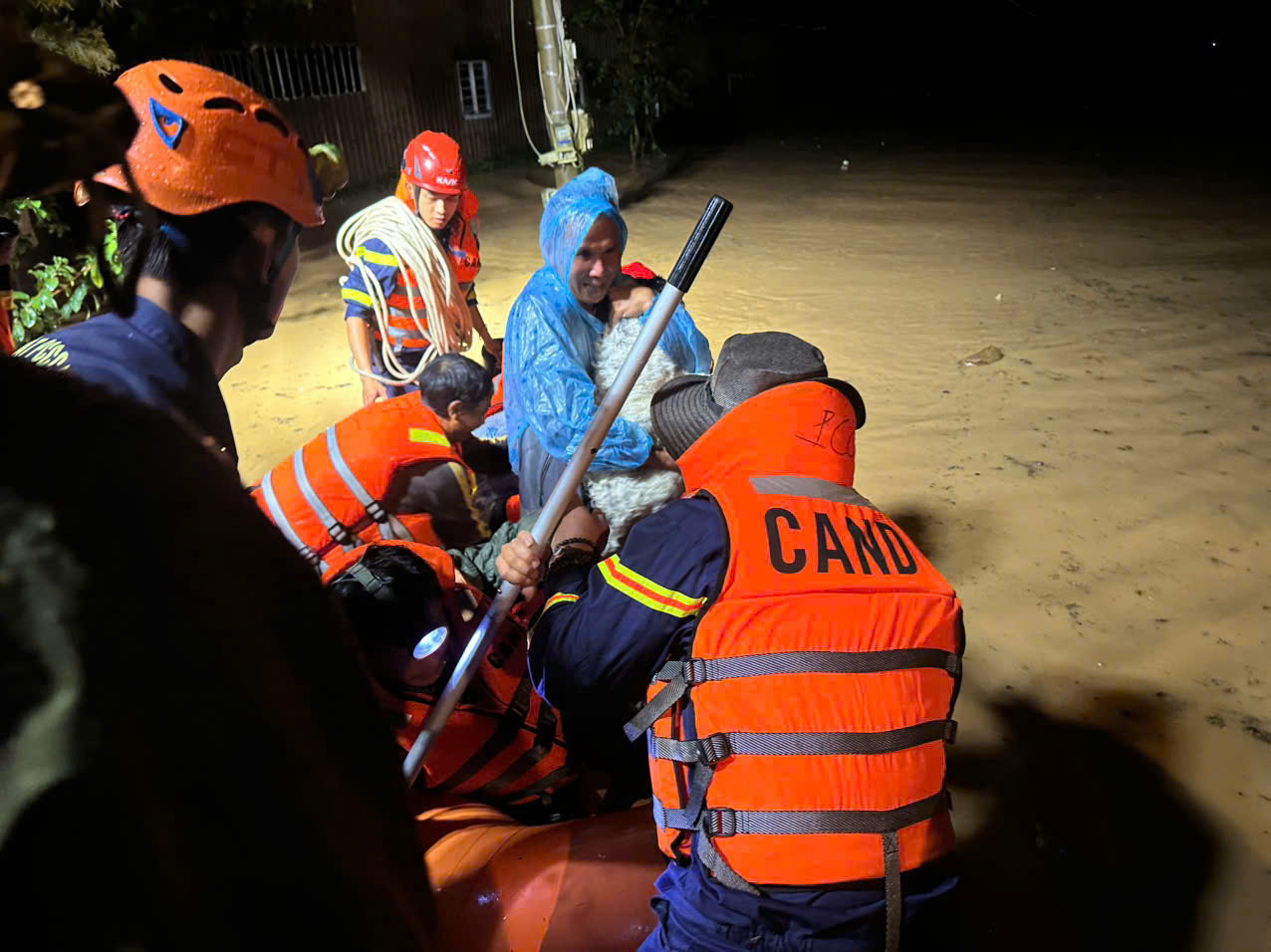 Lâm Đồng cứu 11 người bị cô lập trong lũ và tìm thi thể cô giáo mất tích - Ảnh 2.