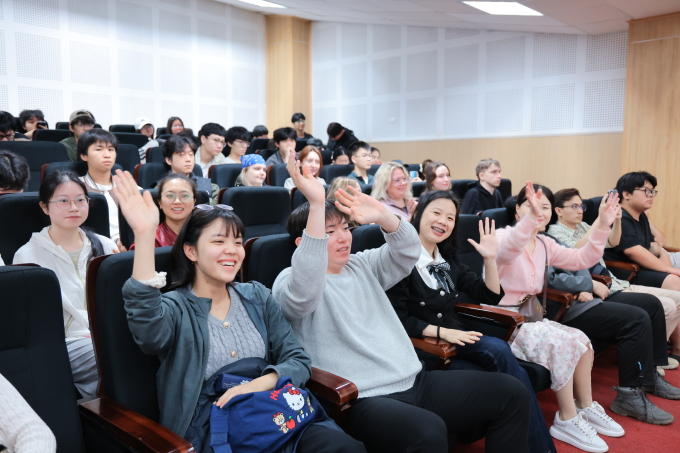 Sinh viên cổ vũ cho các thí sinh. Ảnh: Trường Đại học Hà Nội