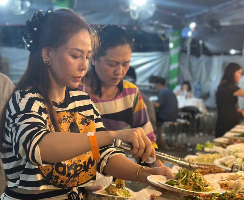 Thực khách choáng ngợp trong đêm khai mạc Lễ hội Ẩm thực chay 2025 2 Thực khách choáng ngợp trong ngày khai mạc Lễ hội Ẩm thực chay 2025 - Ảnh 2.