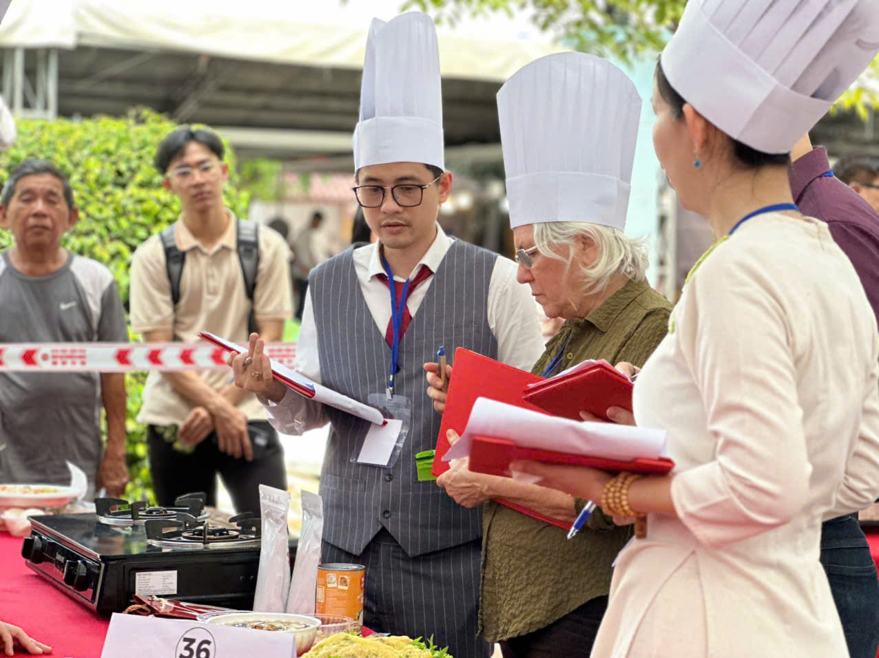 Thực khách choáng ngợp trong đêm khai mạc Lễ hội Ẩm thực chay 2025 5 Thực khách choáng ngợp trong ngày khai mạc Lễ hội Ẩm thực chay 2025 - Ảnh 5.