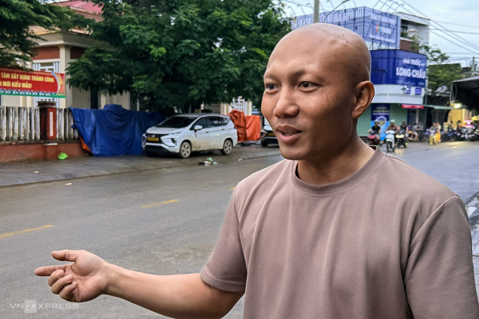 Anh Cường vui mừng kể về việc mình đã bảo vệ chiếc xe vừa mua vượt qua được đợt lũ lịch sử. Ảnh: Nguyễn Đông