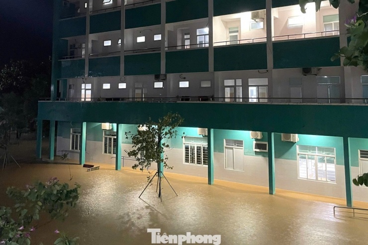 Tất cả các khoa, phòng ở tầng 1 đã chuyển bệnh nhân, máy móc, trang thiết bị... lên các tầng cao hơn. Theo BS Thôi, do đã chuẩn bị từ trước nên bệnh viện chủ động ứng phó, dù khối lượng công việc rất nhiều và phải chạy đua với nước lũ đang dâng lên liên tục.
