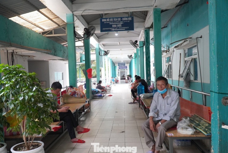 Toàn bộ bệnh nhân, người nhà đều phải chuyển lên các tầng trên. Thời điểm này, bệnh viện có hơn 1.300 bệnh nhân, người nhà và đội ngũ y tế. Trong đó có hơn 100 bệnh nhân phải "chạy lụt" từ tầng 1. Phía ngoài là nước lũ bủa vây, cô lập bệnh viện.