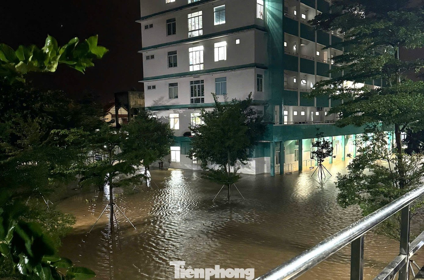 Do đã chuẩn bị từ trước, nên bệnh viện cung cấp đủ thức ăn, nước uống cho hơn 1.300 người. Những ngày sau, các lực lượng chức năng liên tục tiếp tế. Lãnh đạo bệnh viện chia sẻ thêm, nước lũ xung quanh bệnh viện rất hung hãn, chảy xiết, một số thuyền, ca nô không thể tiếp cận, có chiếc vào gần tới nơi thì bị lật.