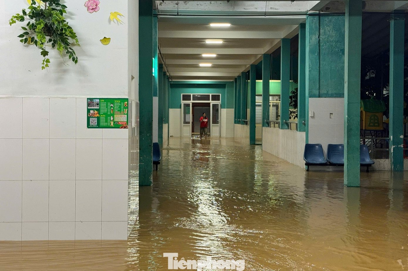 Do đã chuẩn bị từ trước, nên bệnh viện cung cấp đủ thức ăn, nước uống cho hơn 1.300 người. Những ngày sau, các lực lượng chức năng liên tục tiếp tế. Lãnh đạo bệnh viện chia sẻ thêm, nước lũ xung quanh bệnh viện rất hung hãn, chảy xiết, một số thuyền, ca nô không thể tiếp cận, có chiếc vào gần tới nơi thì bị lật.