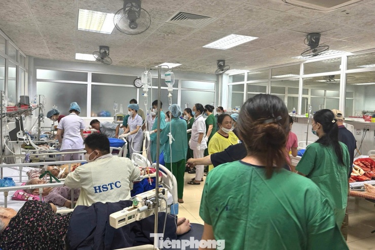 "Mực nước trong bệnh viện có thời điểm dâng quá sức tưởng tượng, lên 1,5m, nơi thấp ngập đến 2m. Trong tình thế hết sức cấp bách, bệnh viện phải gồng mình lên chống lũ, đặc biệt quan tâm đến bệnh nhân nặng, yếu thế. Đội ngũ nhân viên làm việc 200% công suất trong điều kiện hết sức khó khăn", BS Thôi kể.