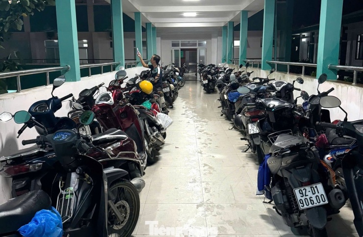 Xe máy cũng được chuyển lên hành lang tầng 2, tầng 3 để tránh tối đa thiệt hại tài sản.
