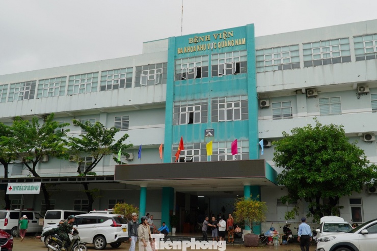Đến ngày 1/11, lũ rút hết, Bệnh viện Đa khoa khu vực Quảng Nam đã trở lại hoạt động bình thường. Lãnh đạo bệnh viện thở phào vì đã vượt qua cơn bĩ cực, bảo đảm an toàn trong trận ngập lịch sử. "Tất cả mọi người đều an toàn, máy móc thiết bị không bị hư hỏng, tổn thương. Đó là điều quá mừng", lãnh đạo bệnh viện bày tỏ.