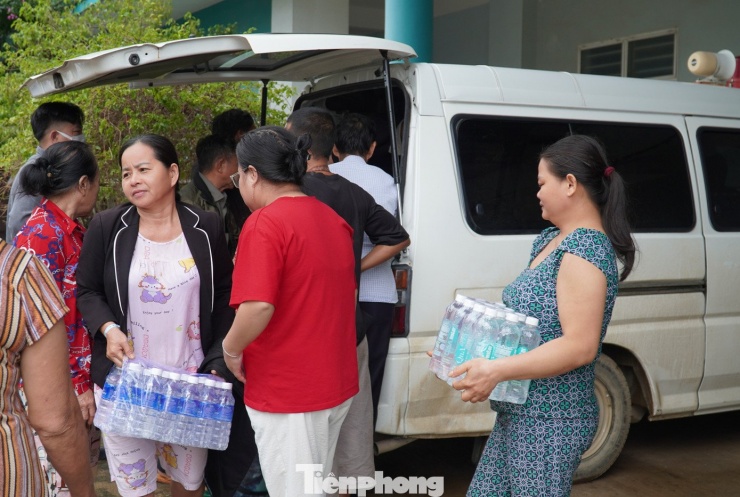 Những đoàn thiện nguyện liên tục đến bệnh viện, chia sẻ khó khăn với người bệnh trước, trong và sau lũ. "Bệnh viện cám ơn các lực lượng vũ trang, các đội nhóm thiện nguyện mạnh thường quân... đã kề vai sát cánh cùng bệnh viện. Nếu không có họ, bệnh viện sẽ không thể nào vượt qua được cơn lũ lịch sử này", bác sĩ Nguyễn Tài, Giám đốc Bệnh viện Đa khoa khu vực Quảng Nam cảm kích.