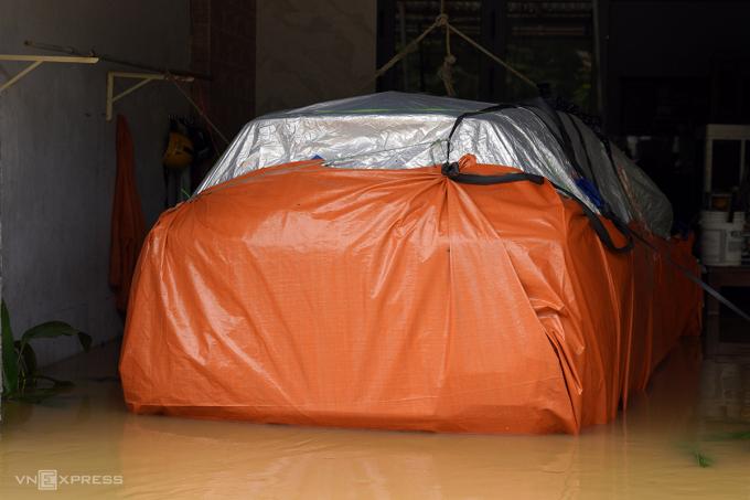 Chiếc Mitsubishi Xforce của anh Cường tự nổi trên nước, khi lũ ngập hơn 1m, trưa 30/10. Ảnh: Nguyễn Đông