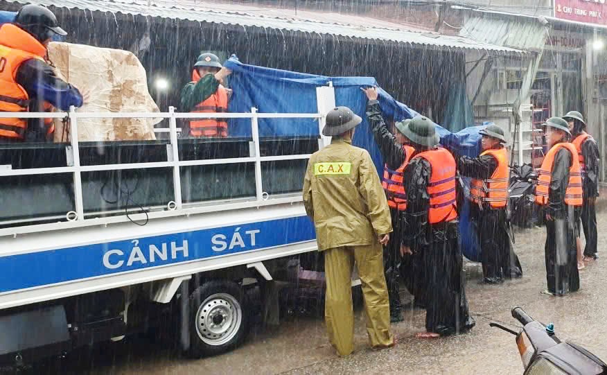 Điều xe đặc chủng lên vùng cao Đà Nẵng ứng phó mưa lũ, sạt lở 2 Điều xe đặc chủng lên vùng cao Đà Nẵng ứng phó mưa lũ, sạt lở đất - Ảnh 2.