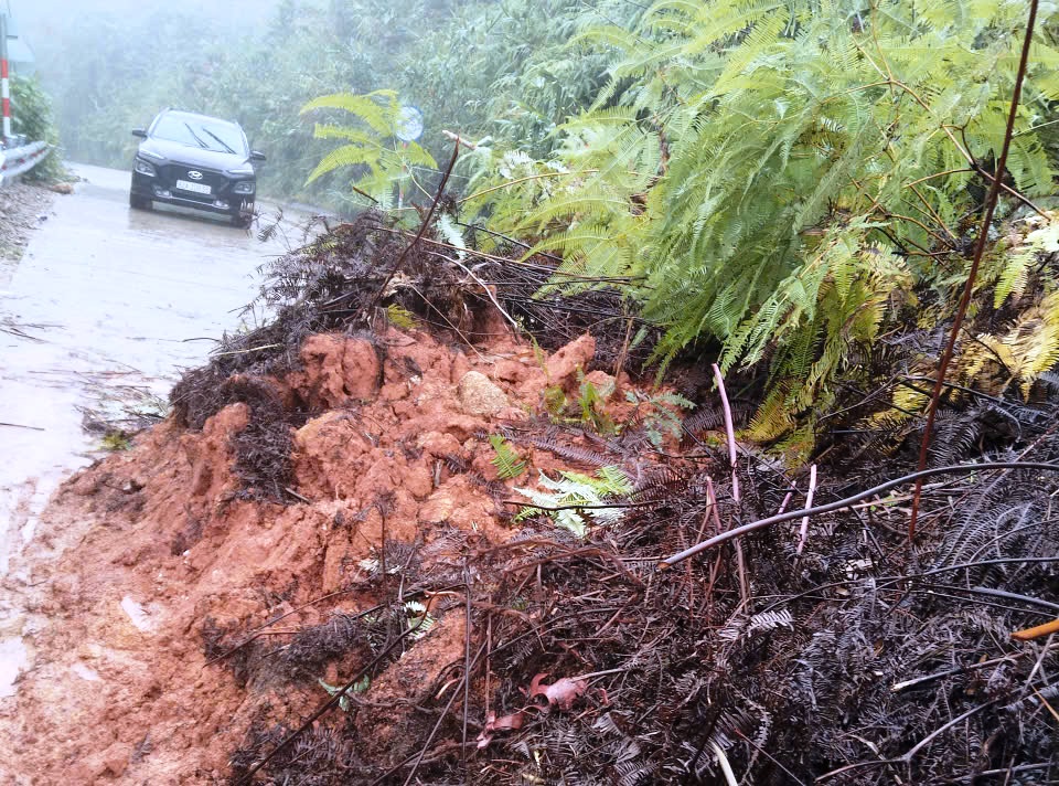 Điều xe đặc chủng lên vùng cao Đà Nẵng ứng phó mưa lũ, sạt lở 3 Điều xe đặc chủng lên vùng cao Đà Nẵng ứng phó mưa lũ, sạt lở đất - Ảnh 3.