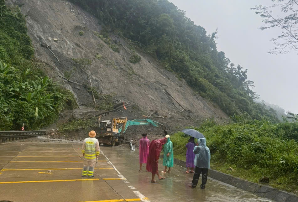 Công an Quảng Ngãi tiếp tế lương thực, xuyên đêm chốt chặn tại các điểm sạt lở - Ảnh 2.