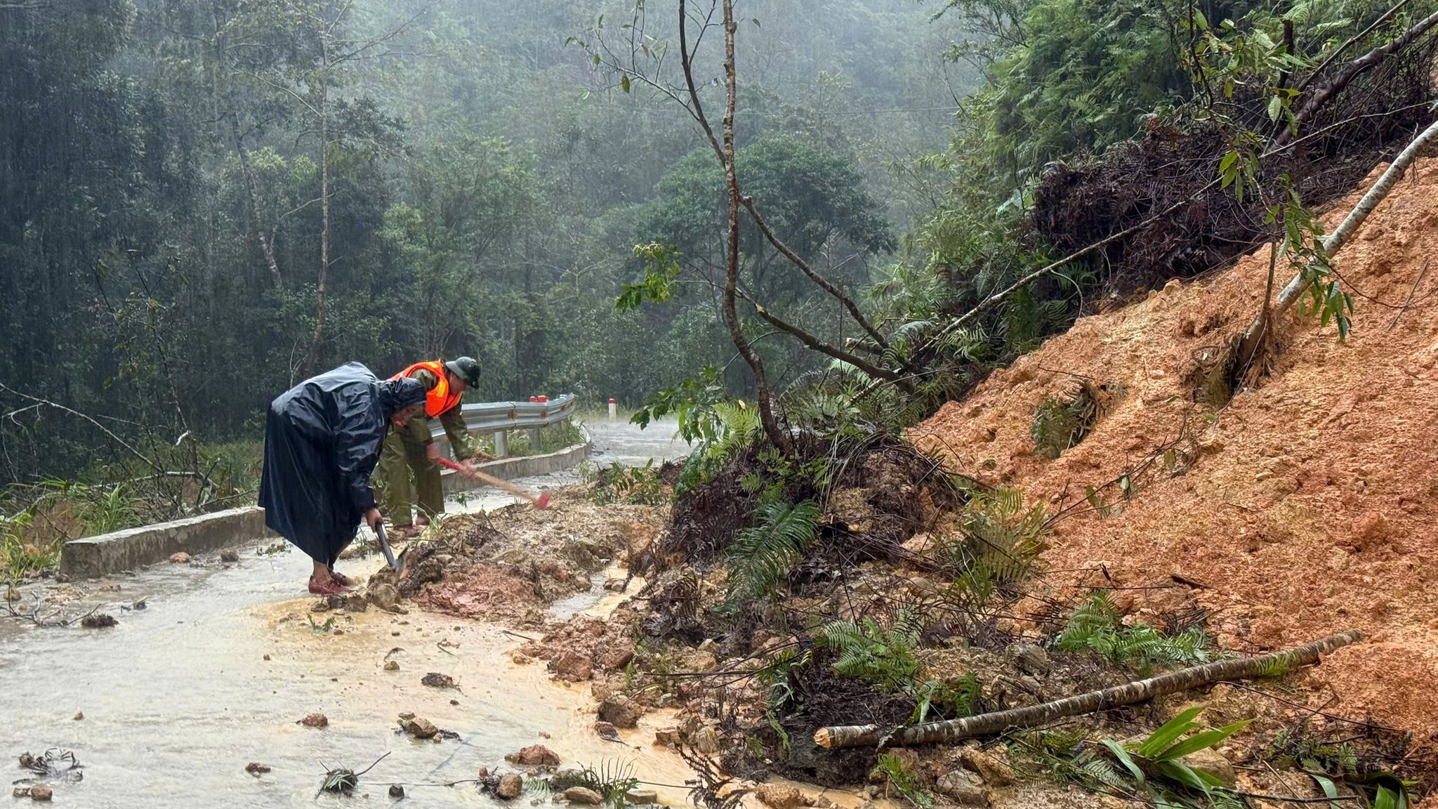 Công an Quảng Ngãi tiếp tế lương thực, xuyên đêm chốt chặn tại các điểm sạt lở - Ảnh 3.