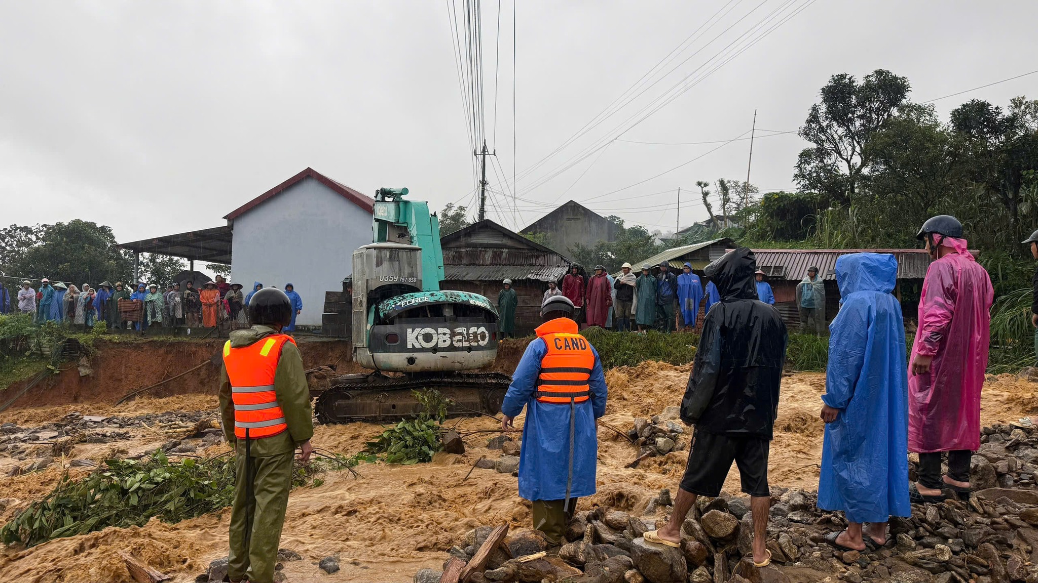 Công an Quảng Ngãi tiếp tế lương thực, xuyên đêm chốt chặn tại các điểm sạt lở - Ảnh 5.