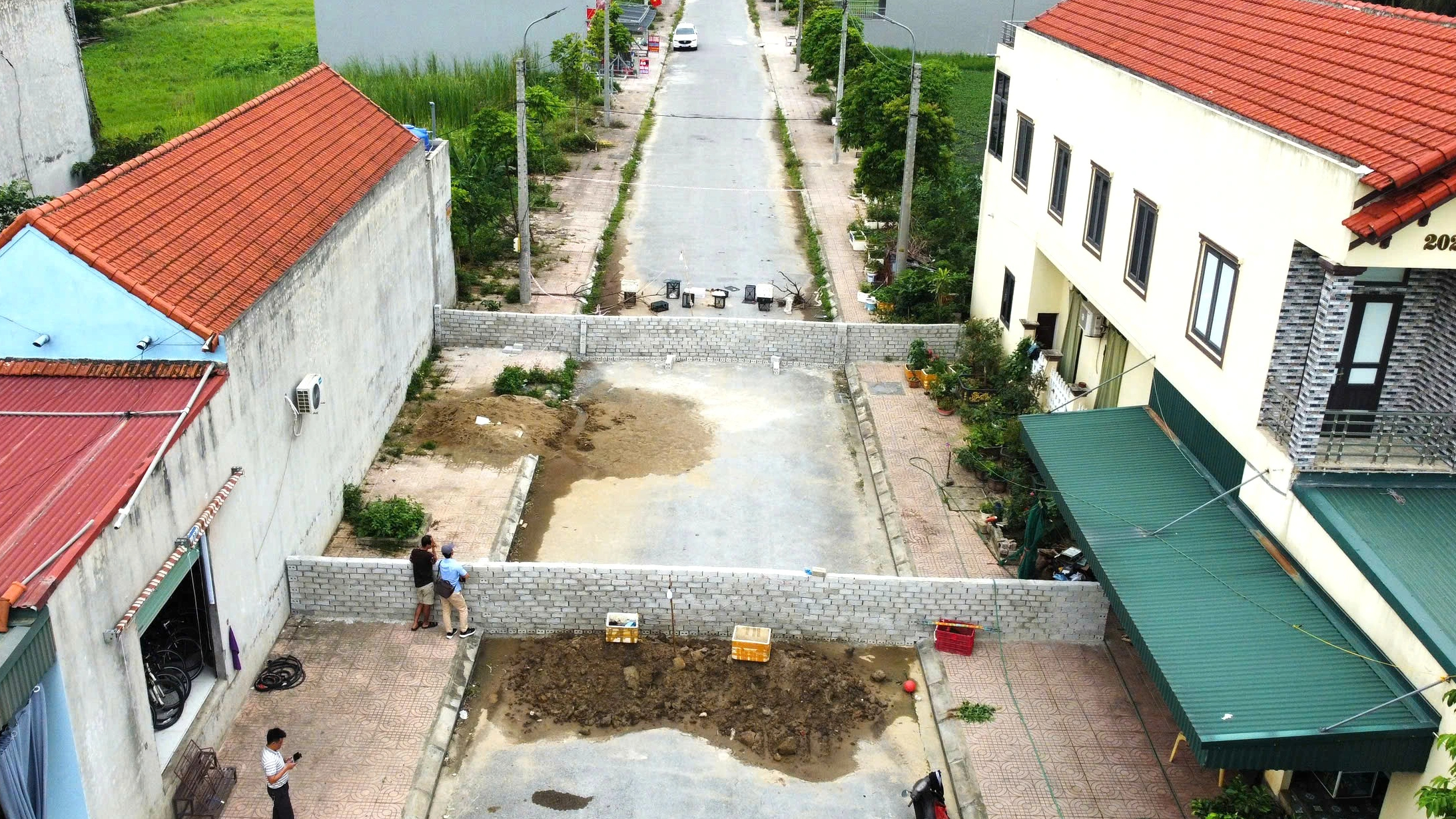 Vụ xây tường rào chắn ngang đường ở Nga Sơn: Xảy ra tai nạn giao thông - Ảnh 2.