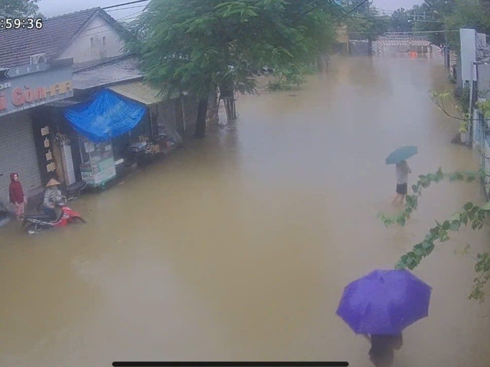 Clip: Nước lũ cuồn cuộn tràn qua đập, đường phố Huế chìm trong dòng nước đục ngầu- Ảnh 3.