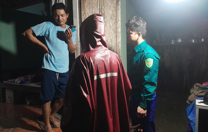 Clip: Nước lũ cuồn cuộn tràn qua đập, đường phố Huế chìm trong dòng nước đục ngầu- Ảnh 5.